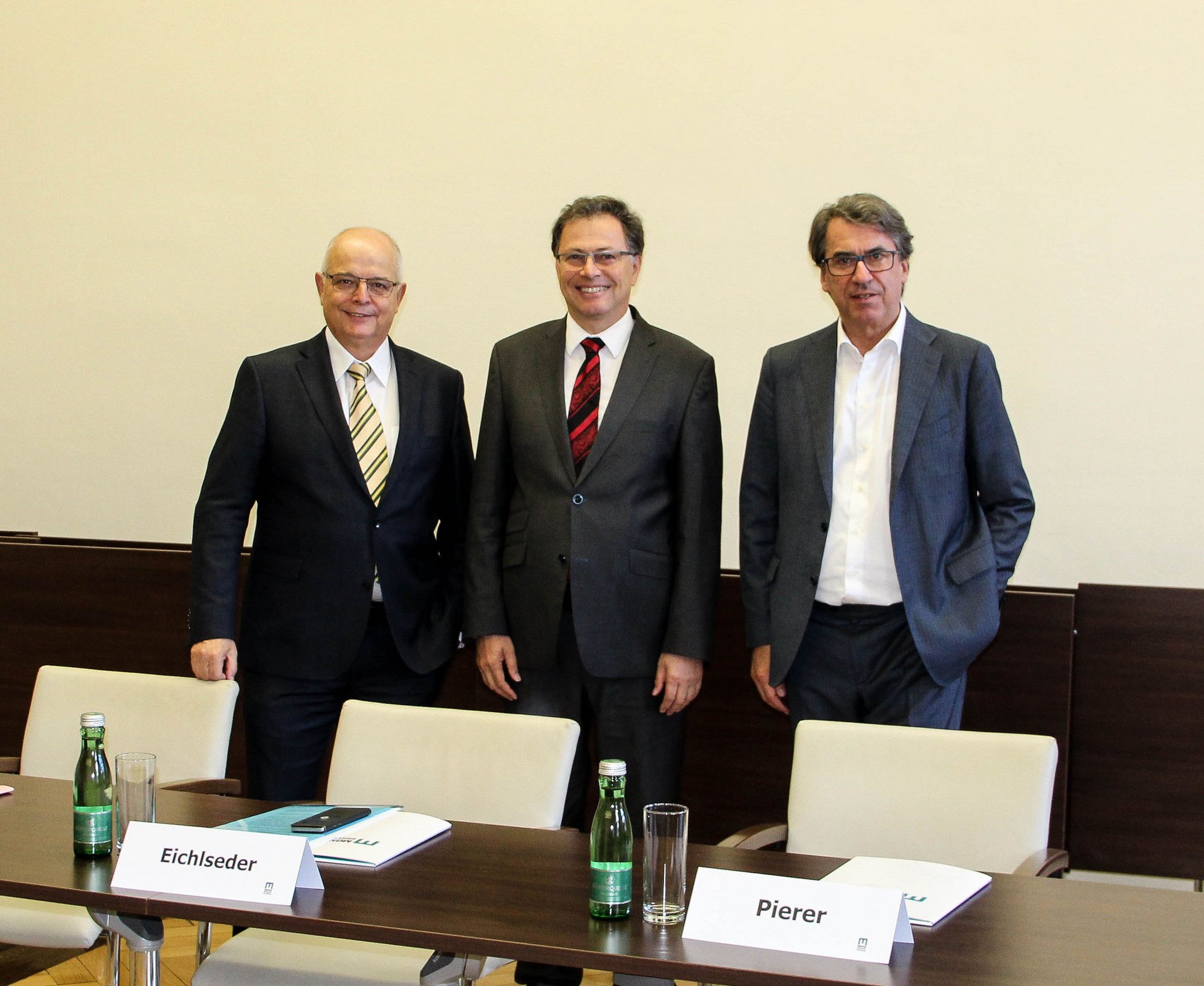 Bei der heutigen Pressekonferenz wurde die neue Stiftungsprofessur vorgestellt. v.l.n.r. Dipl.-Ing. Franz Rotter (voestalpine, High Performance Metals Division), Rektor Wilfried Eichlseder, Dipl.-Ing. Stefan Pierer (Pankl Racing Systems) (Fotocredit: Montanuniversität Leoben)