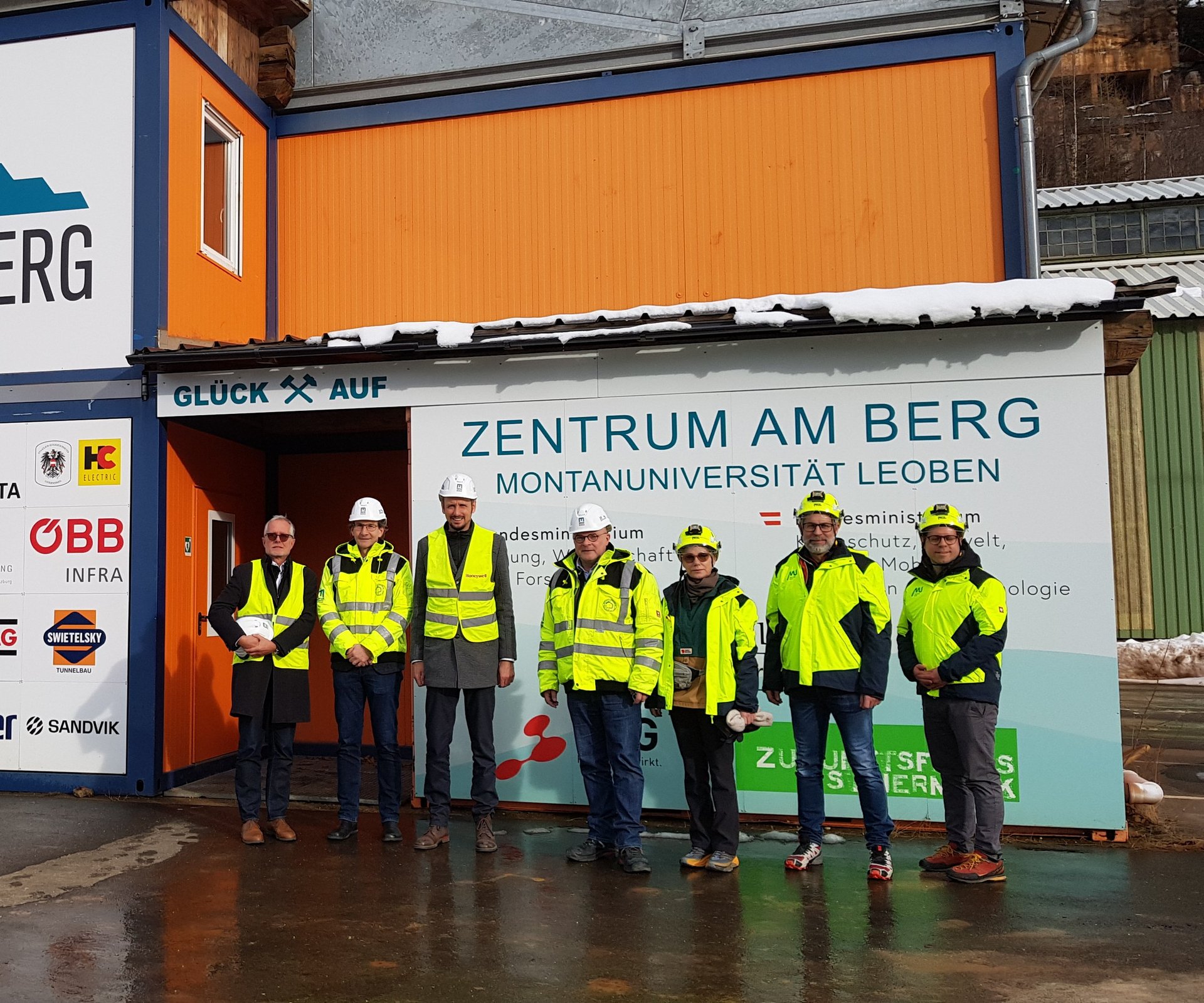 Gruppenbild mit Vertretern der Montanuni Leoben und der MedUni Graz, in gelben Warnwesten vor dem Zentrum am Berg, v.r.: Dr. med. Thomas Wegscheider (MedUniGraz), Vizerektor Christian Enzinger (MedUniGraz), Rektorin Andrea Kurz (MedUniGraz), Univ.-Prof. Robert Galler, Univ.-Prof. Thomas Grießer, Univ.-Prof. Thomas Thurner und Univ.-Prof. Harald Raupenstrauch.