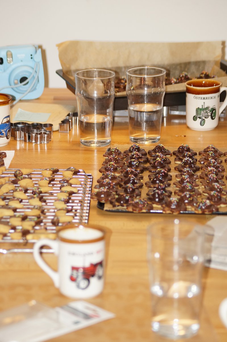 Zum Abtropfen legt man die getunkten Kekse am besten auf einen Gitterrost. Dann sehen sie fertig besser aus. Bild6