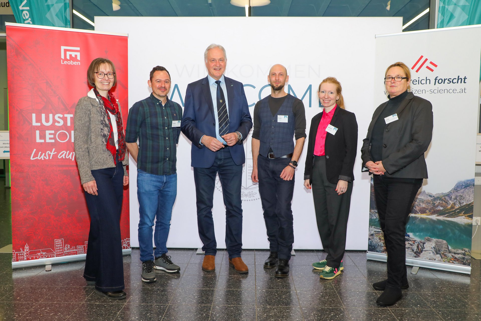 Rektor Peter Moser (3.v.li.) mit Mag. Karin Müller-Magyar vom Bundesministerium für Frauen, Wissenschaft und Forschung (re.) mit dem Organisationsteam (v.li.) Mag. Julia Mayerhofer-Lillie (MUL), Dr. Daniel Dörler, Dr. Florian Heigl (beide Österreich forscht) und Prof. Johanna Irrgeher (MUL). Foto: © MUL/Russold