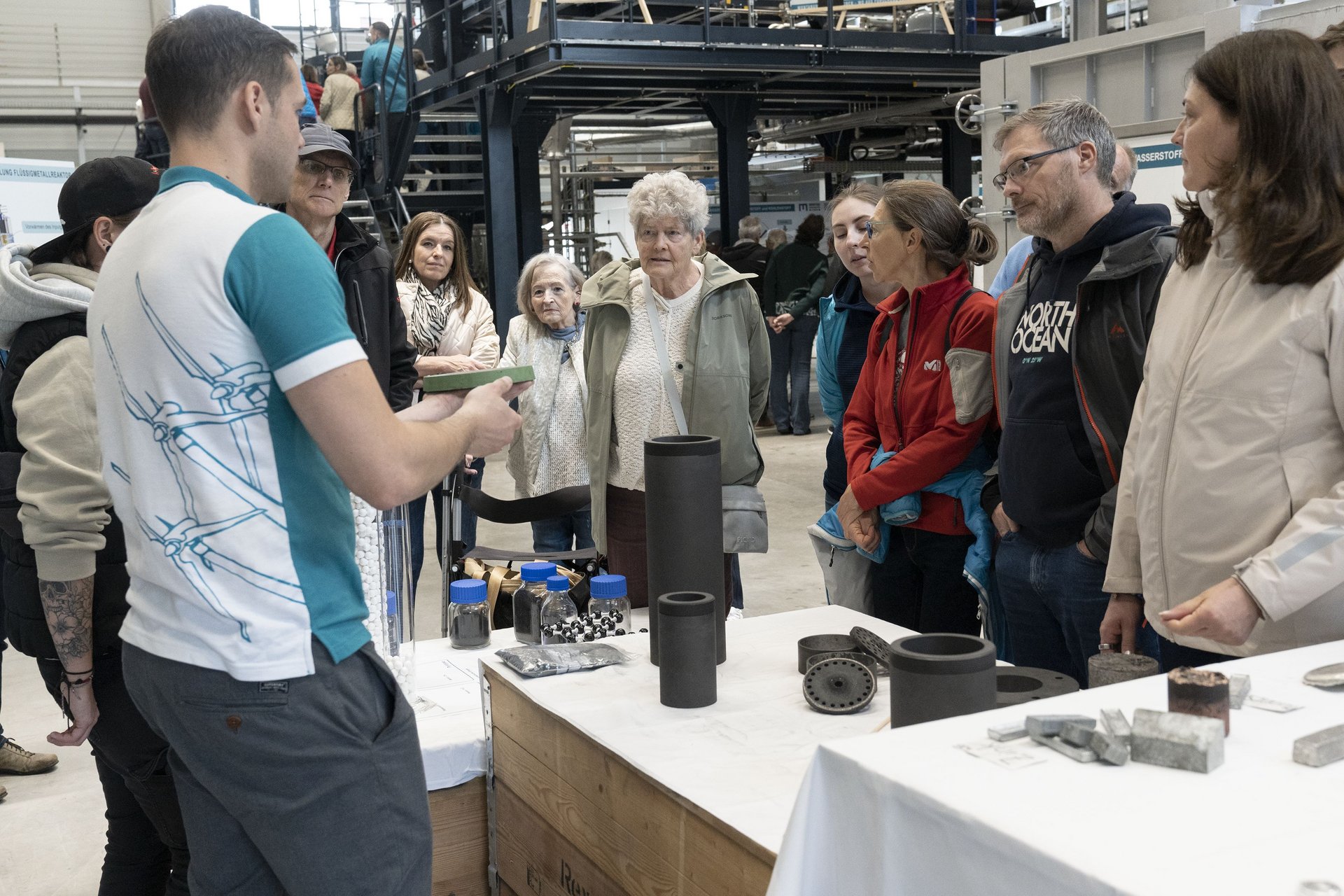 Die Besucher*innen beim Tag der offenen Tür des Forschungszentrums für Wasserstoff und Kohlenstoff erhielten während dieses besonderen Events die einmalige Gelegenheit, bei geführten Rundgängen die neuesten Entwicklungen und Technologien hautnah zu erleben. Foto: © MUL/Schnehen