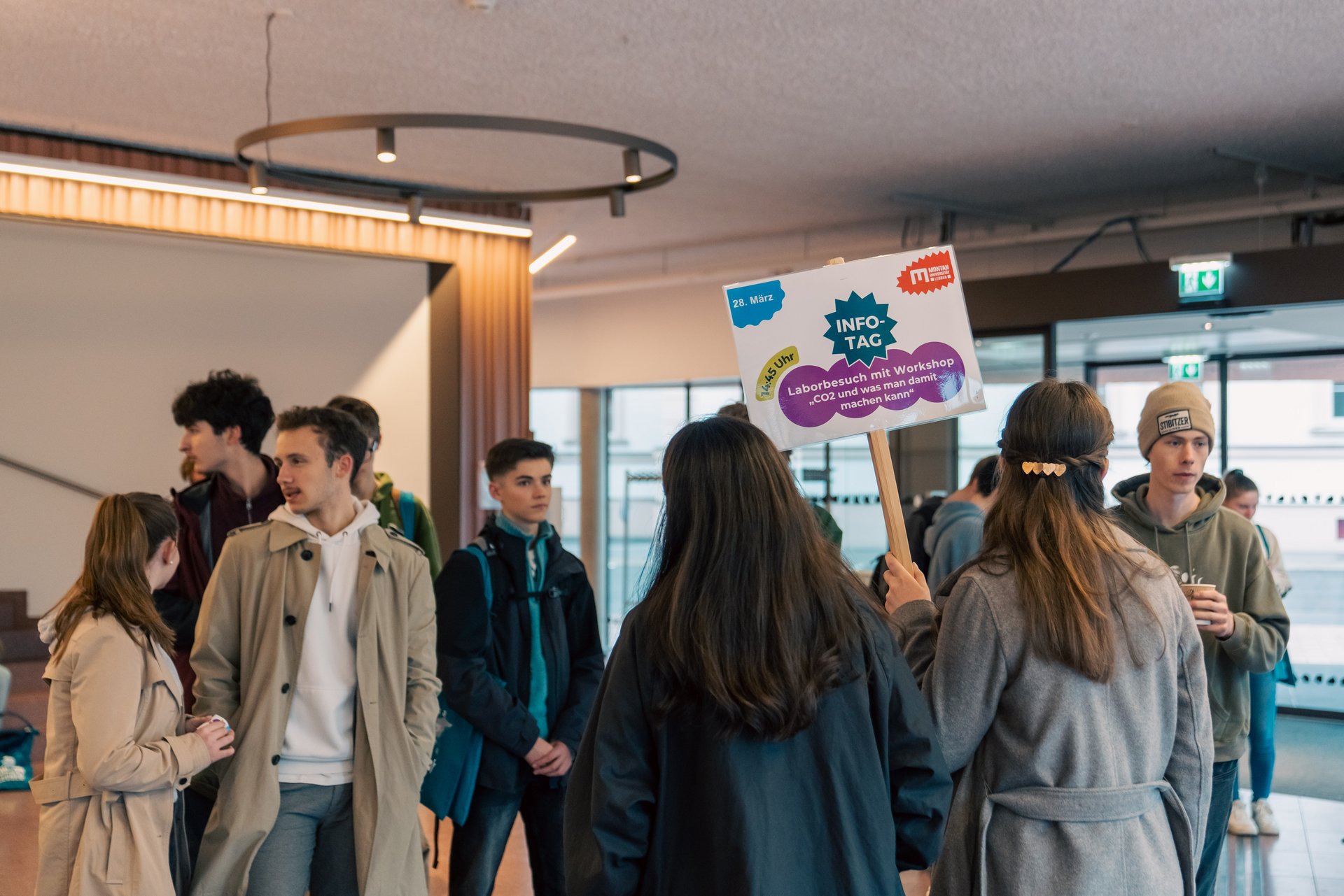 Info-Tag an der Montanuniversität Leoben. Foto: © MUL/Schnehen, Fazokas Besucher*innen des Info-Tags versammeln sich.