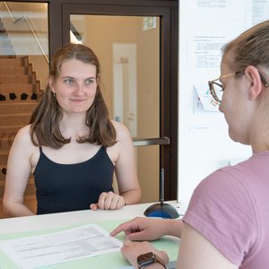 A student receives advice and support at the Montanuni Study Support Center.