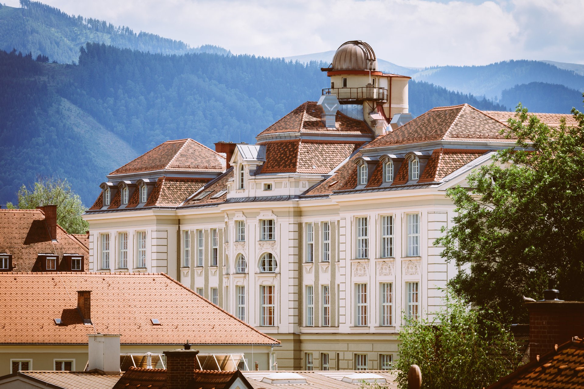 Find out more about our campus at the Virtual Open Day. Photo: © TU Leoben/Tauderer The main building of the Technical University of Leoben.