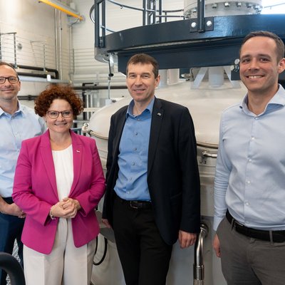 v.l.: Dipl.-Ing. Robert Obenaus-Emler, Staatsseketärin Elisabeth Zehetner, Vizerektor Helmut Antrekowitsch, Dr. David Scheiblehner Staatssekretärin Elisabeth Zehetner besuchte das Forschungszentrum für Wasserstoff und Kohlenstoff an der Montanuniversität Leoben. v.l.: Dipl.-Ing. Robert Obenaus-Emler, Staatsseketärin Elisabeth Zehetner, Vizerektor Helmut Antrekowitsch, Dr. David Scheiblehner. Fotocredit: MUL/Schnehen