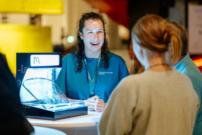 Foto: © MUL/Thomas Fazokas Junge Menschen an einem Stand der Montanuniversität bei der Langen Nacht der Forschung.