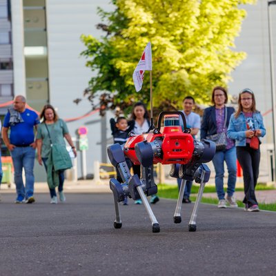 Der Roboterhund der Station "Wie kann man Bergbau nachhaltig gestalten?" war insbesondere bei den jüngsten Besucher*innen der LNF beliebt. 