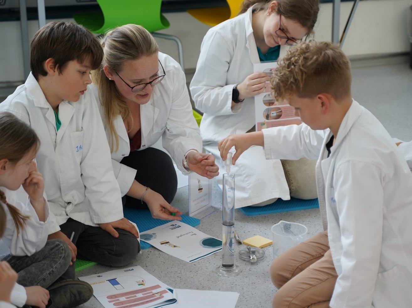 Werden Sie Teil des Lehr-Lern-Labors und inspirieren Sie junge Entdecker*innen! Foto: © MUL Studenten forschen und experimentieren mit Kindern.