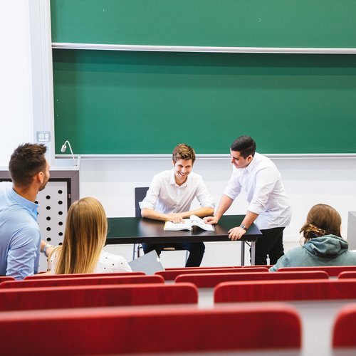 Studierende im Hörsaal der Montanuniversität Leoben in Österreich.