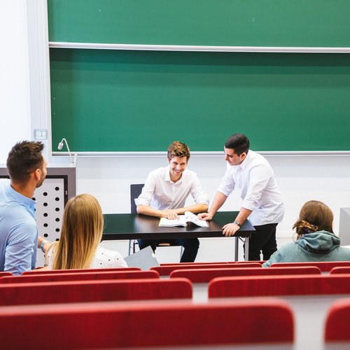 Studierende im Hörsaal der Montanuniversität Leoben in Österreich.