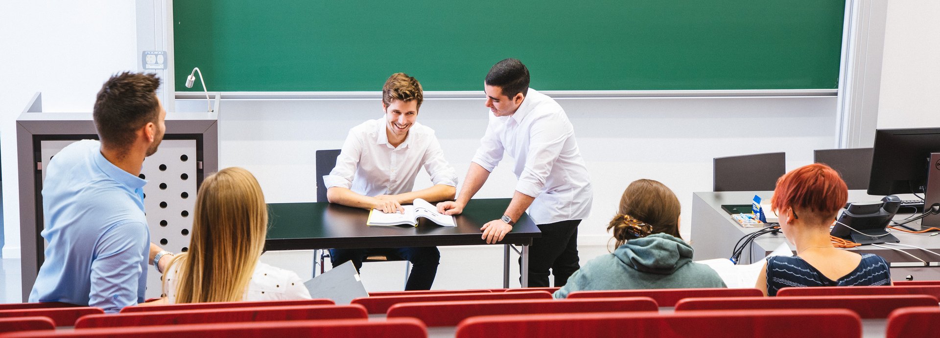 Studierende im Hörsaal der Montanuniversität Leoben in Österreich.