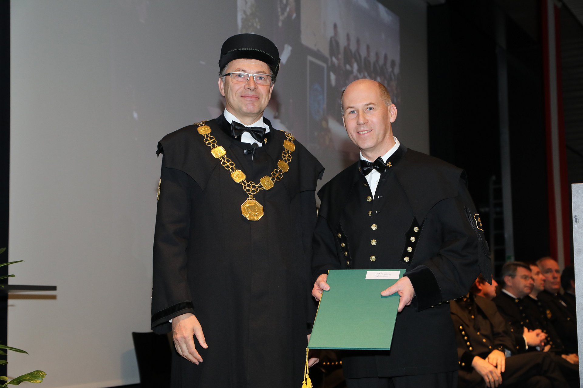 Rektor Wilfried Eichlseder (li.) mit Honorarprofessor Christian Majcenovic (Photocredit: Freisinger)