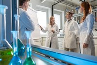 © MUL/Tauderer studenten-professorin-labor-universitaet