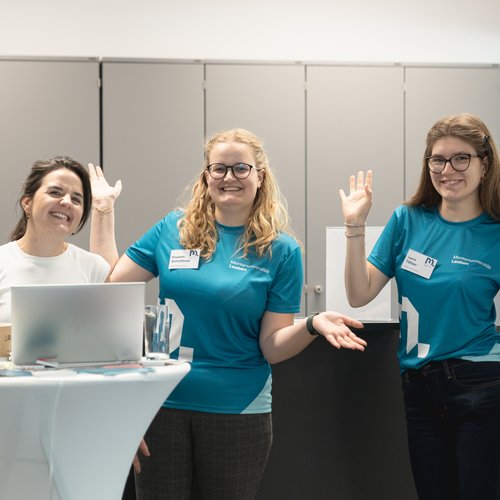 Drei Studentinnen im Outfit der Studienberatung der Montanuni.