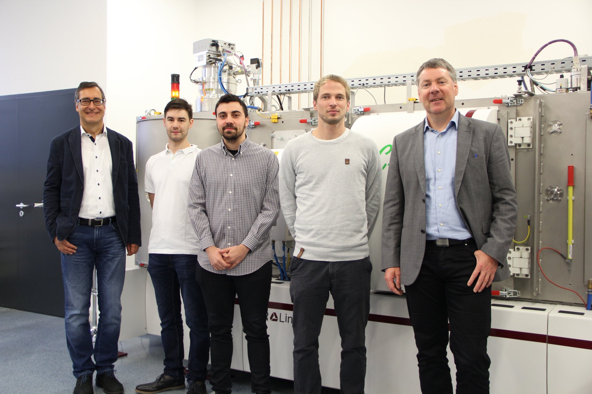 Gruppenfoto von einigen der beteiligten Wissenschaftlern im Labor, von links Univ.-Prof. Dr. Christian Mitterer, Christian Koczwara, Nikolaos Kostoglou, M.Sc., Dipl.-Ing. Dr. Christian Prehal und Univ.-Prof. Dr. Oskar Paris