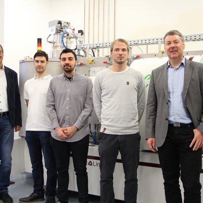 Gruppenfoto von einigen der beteiligten Wissenschaftlern im Labor, von links Univ.-Prof. Dr. Christian Mitterer, Christian Koczwara, Nikolaos Kostoglou, M.Sc., Dipl.-Ing. Dr. Christian Prehal und Univ.-Prof. Dr. Oskar Paris