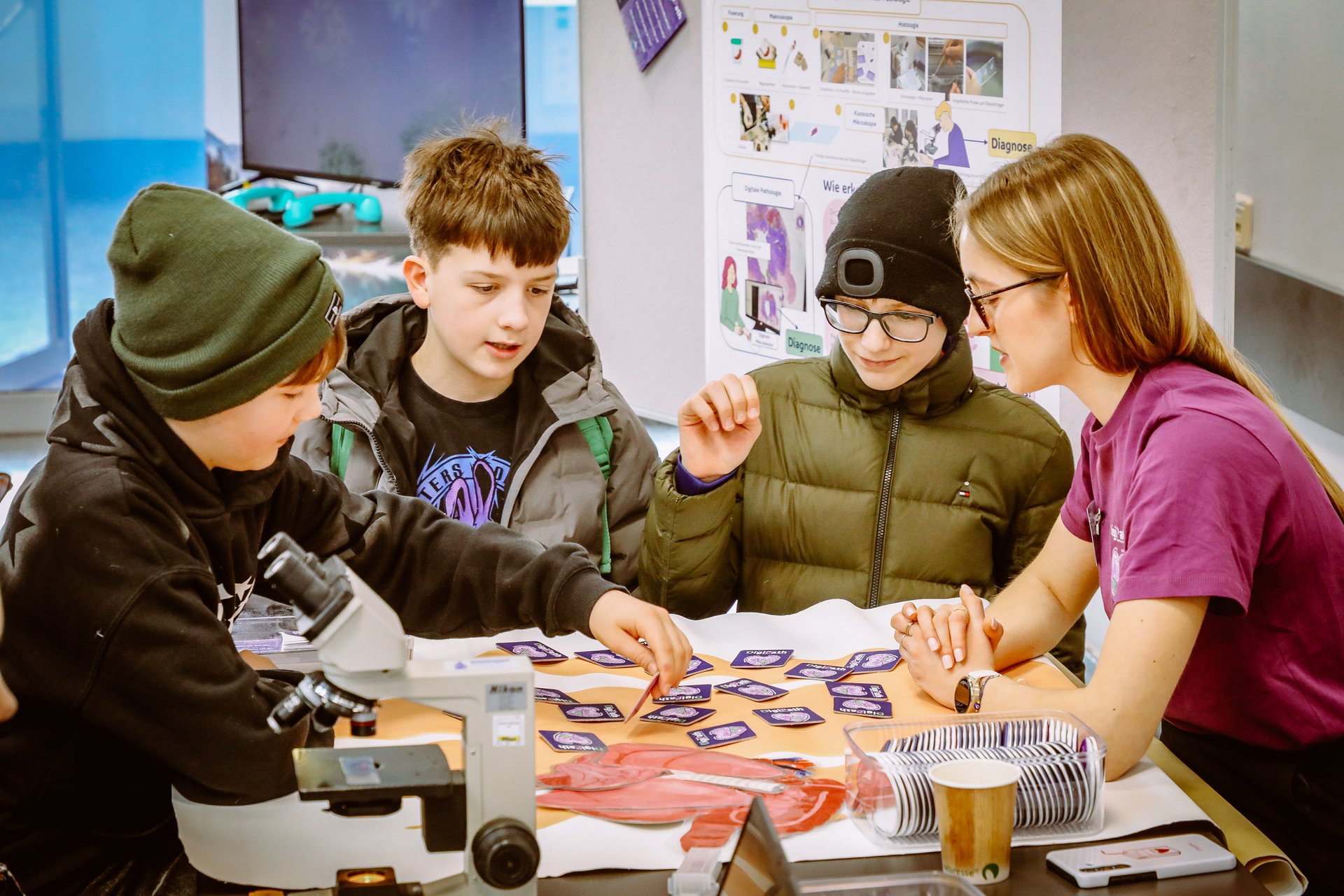 Auch Schülerinnen und Schüler nutzten die Möglichkeit, sich über die neuesten Forschungsprojekte zu informieren. Foto: © MUL/Russold