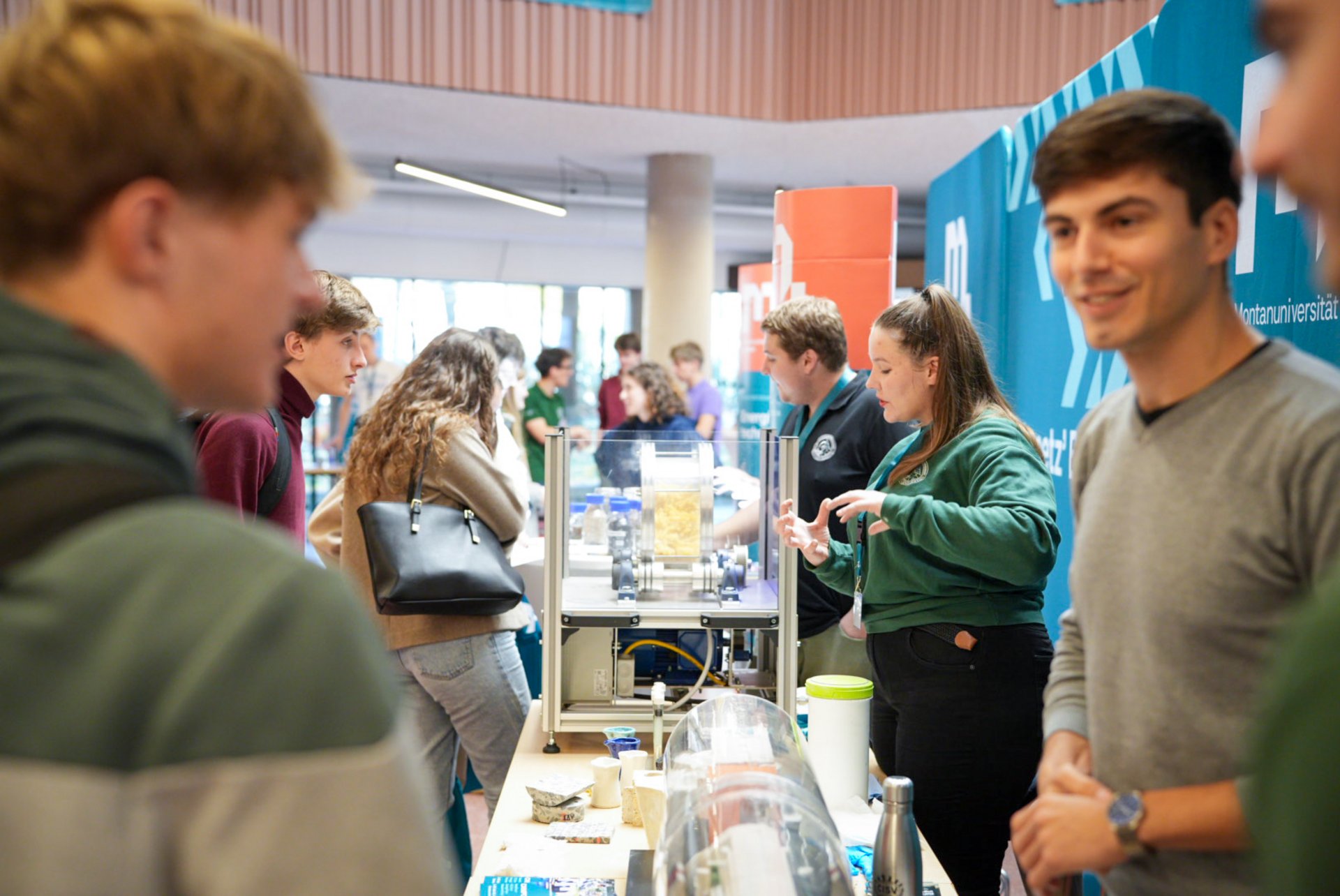 Studienberatung, Workshops und Campus-Führungen warten auf dich beim Info-Tag. Foto: © MUL Mitarbeitende erwarten die Besucher*innen des Info-Tags.