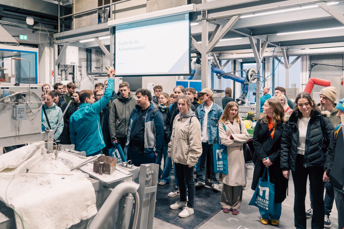 Die wichtigsten Zahlen und Fakten der Montanuniversität Leoben auf einen Blick. Foto: © Montanuniversität Leoben Einige Menschen erkundigen sich am Info-Tag