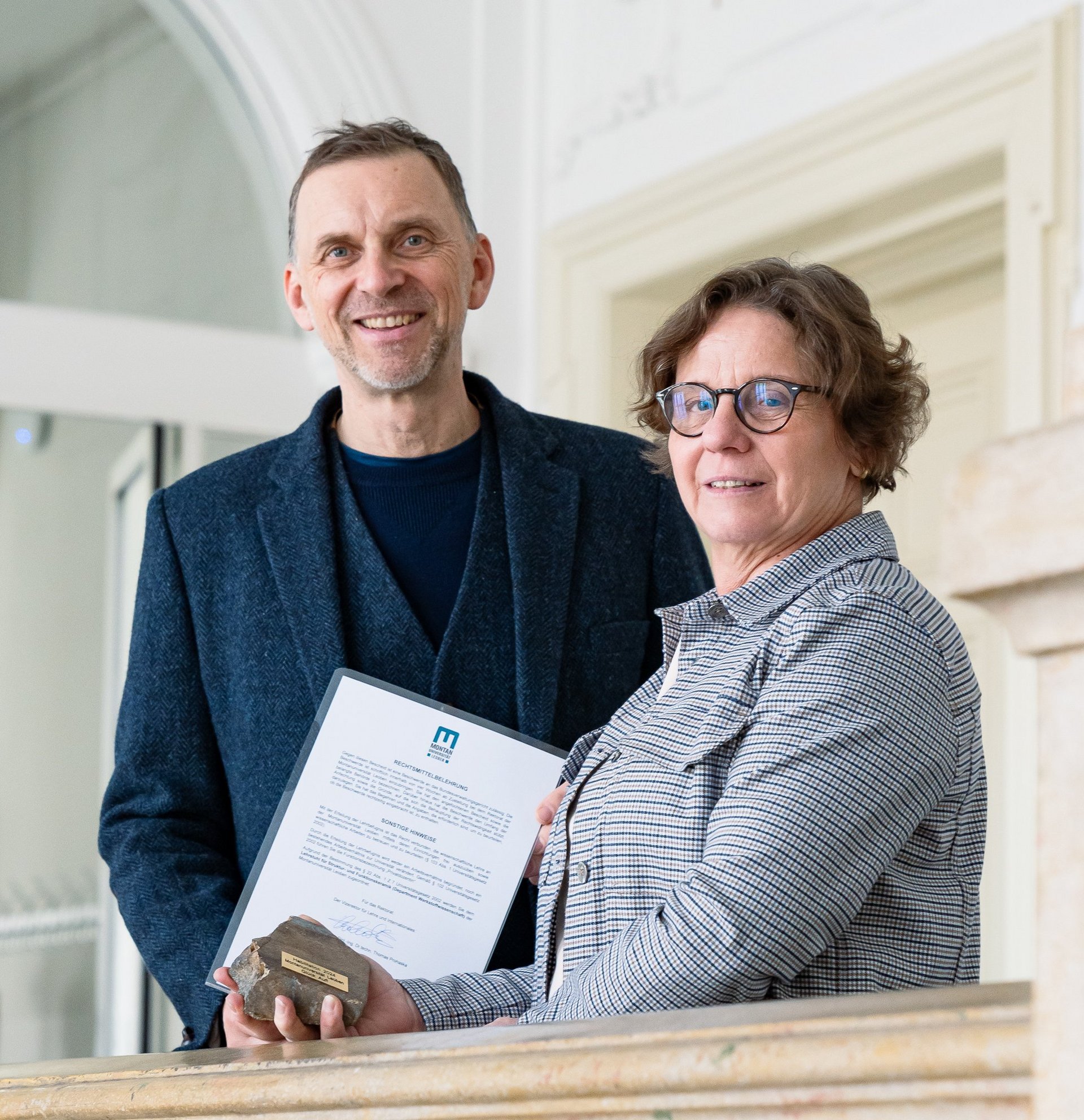 Dr. Tanja Lube gemeinsam mit Vizerektor Thomas Prohaska bei der Übergabe des Habilitationsbescheids. 