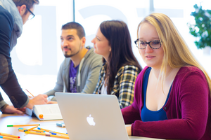 Lerne flexibel und bequem von zu Hause. Foto: © MUL studierende-beim-lernen