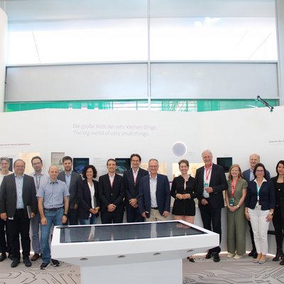 Gruppenfoto vom Team der Montanuni zu Besuch bei Infineon. 