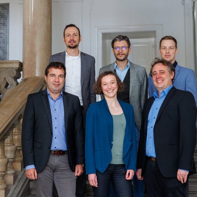 v. l. vorne:  Priv.-Doz. Ass.-Prof. Dr. Jürgen Antrekowitsch, Assoz.Prof. Dr. Katharina Resch-Fauster, Dr. Michael Feuchter, 2. Reihe v.l.: Univ.-Prof. Dr. Thomas Grießer, Univ.-Prof. Thomas Kienberger, Dr. Gustav Hanke. (Foto: MUL/Stöbbauer) 