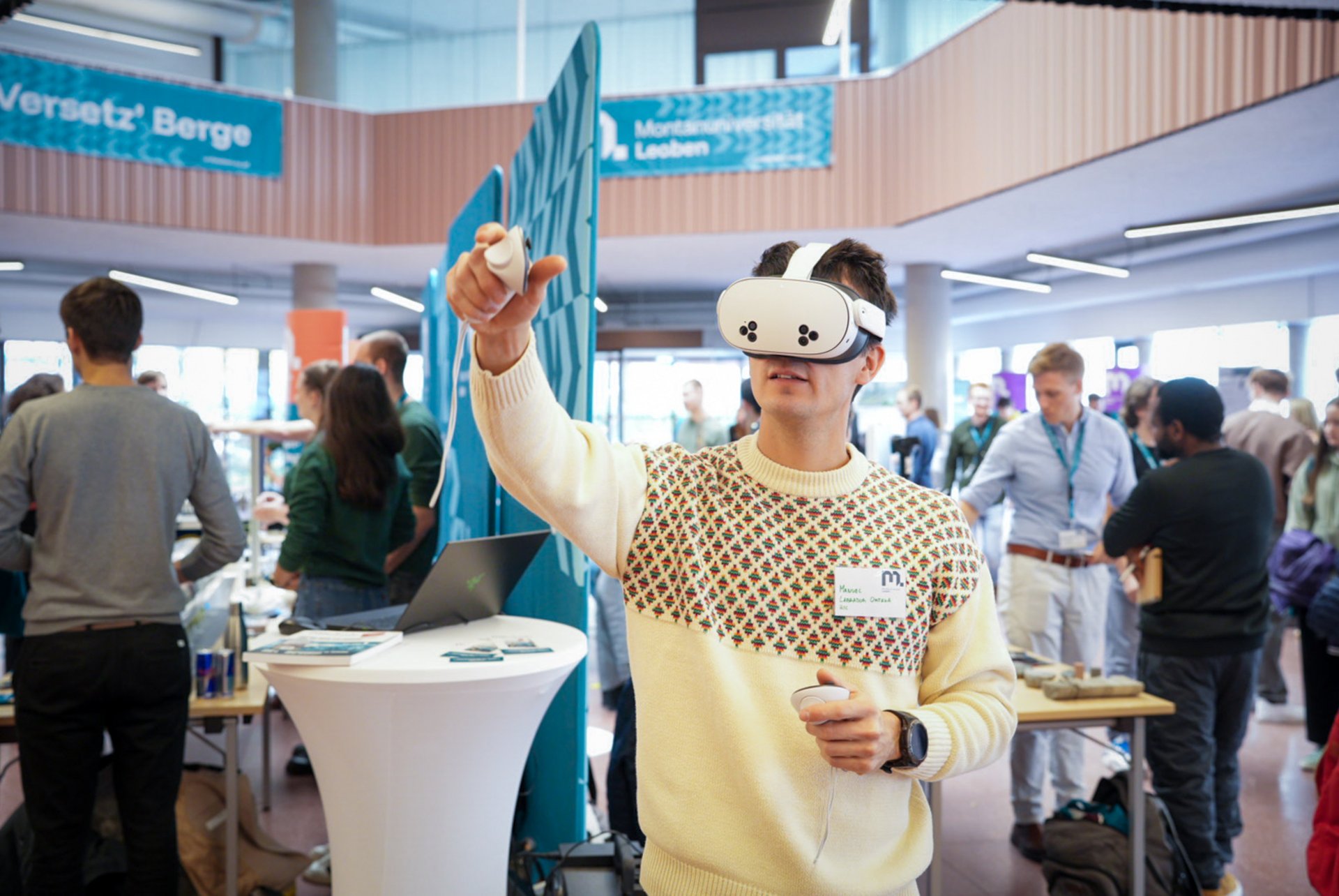 Studienberatung, Workshops und Campus-Führungen warten auf dich beim Info-Tag. Foto: © MUL Ein Mitarbeiter des Info-Tags trägt eine VR-Brille.