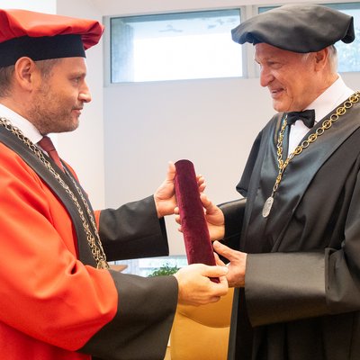 Peter Moser, Rektor der Montanuniversität Leoben, wurde von der Technischen Universität Kosice mit dem Ehrendoktorat für seine herausragenden Verdienste ausgezeichnet. Foto: © MUL