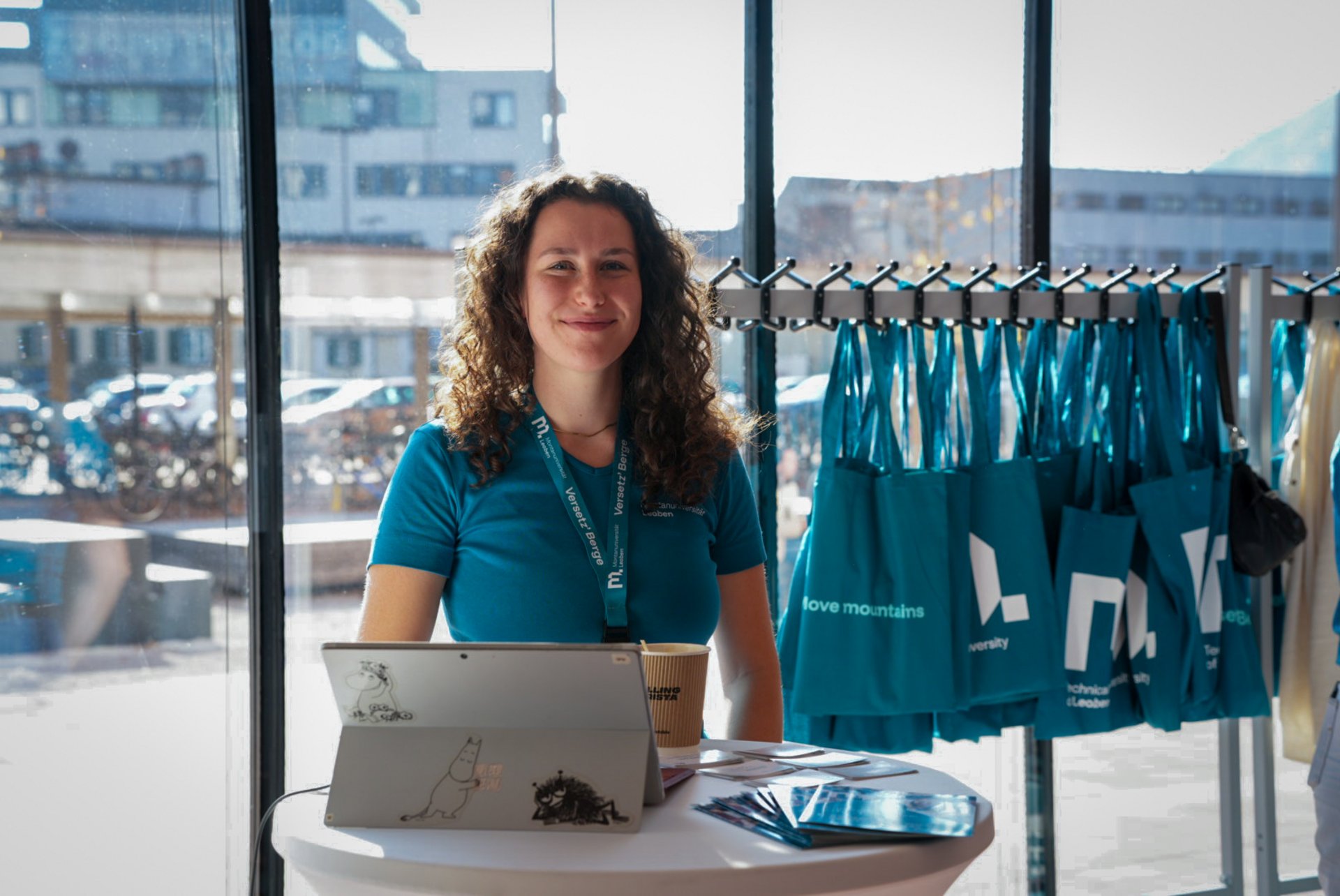 Studienberatung, Workshops und Campus-Führungen warten auf dich beim Info-Tag. Foto: © MUL Eine Mitarbeiterin erwartet die Besucher*innen des Info-Tags.