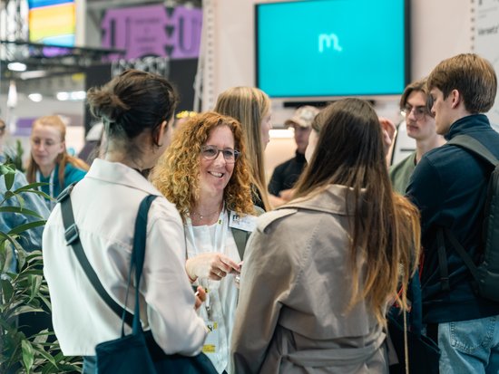 Foto: © MUL/Stefanie Luschin,Thomas Fazokas Mitarbeiter der Montanuniversität beim Beratungsgespräch mit jungen Menschen auf der BeSt Messe Wien.