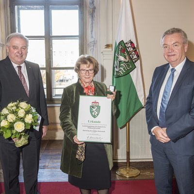 Foto von der Überreichung des Ehrenrings mit von links Landeshauptmann Hermann Schützenhöfer, Landeshauptmann a. D. Waltraud Klasnic und Landeshauptmann-Stellvertreter Anton Lang 