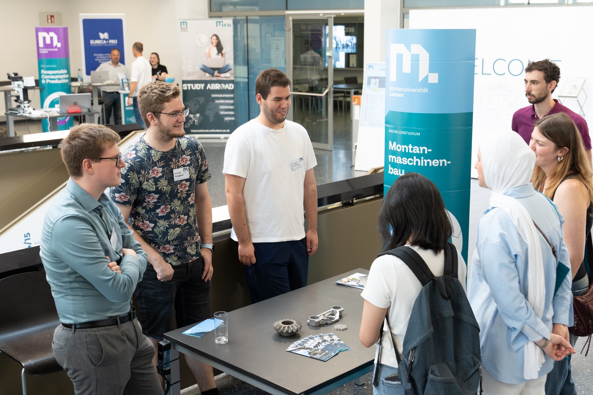 Info-Tag an der Montanuniversität Leoben. Foto: © MUL/Stefanie Luschin Die Besucher*innen des Info-Tags erkundigen sich über die Studienrichtung Montanmaschinenbau.
