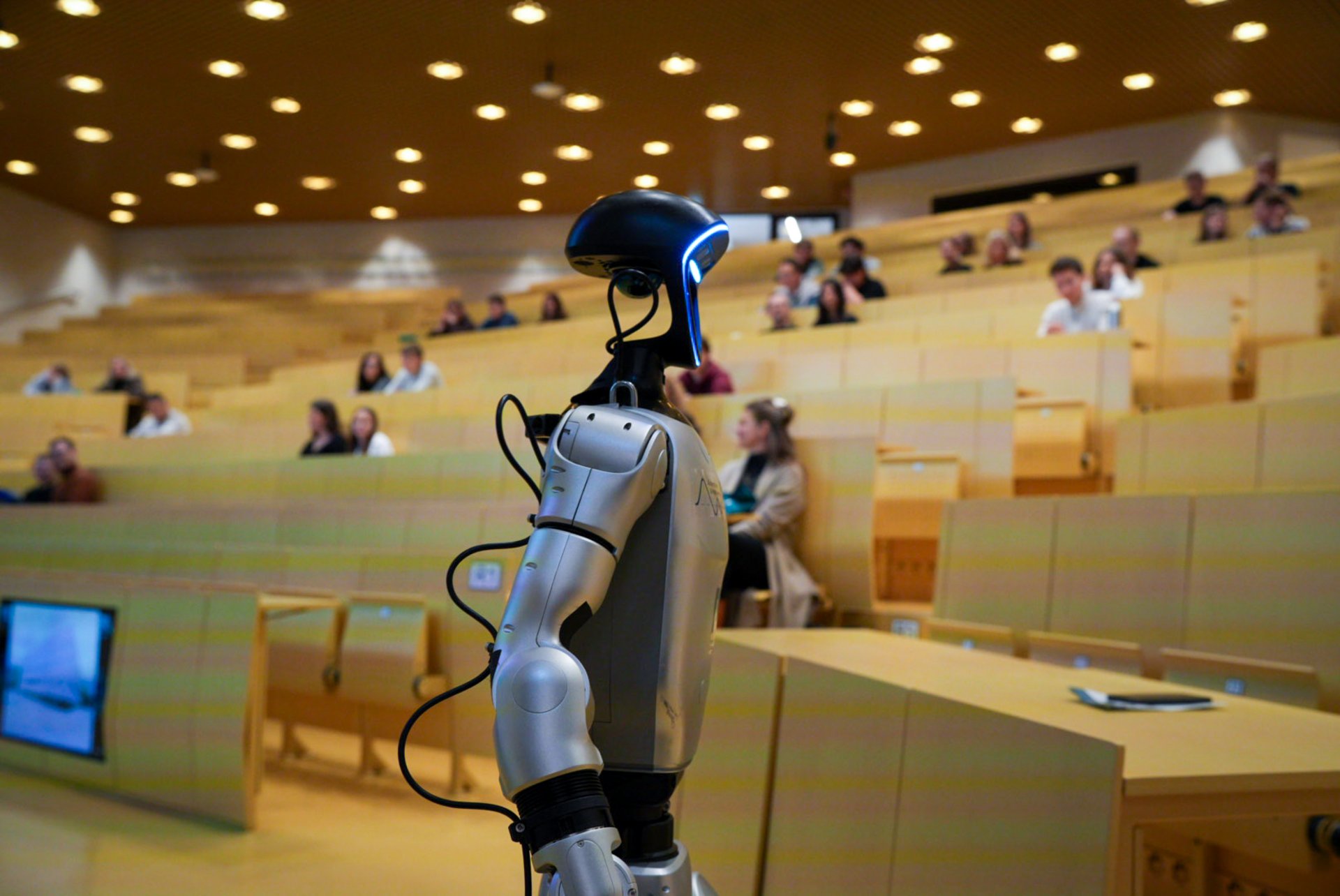 Studienberatung, Workshops und Campus-Führungen warten auf dich beim Info-Tag. Foto: © MUL Ein Roboter im Hörsaal.