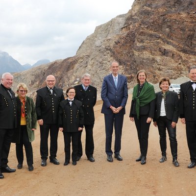 Gruppenfoto am Erzberg mit Landeshauptmann Hermann Schützenhöfer, Montanuni-Universitätsratsvorsitzende LH a. D. Waltraud Klasnic, Departmentleiter des "Zentrum am Berg" Univ.-Prof. Dr. Robert Galler, Montanuni-Vizerektorin Martha Mühlburger, Vizekanzler a. D. Uniratsvorsitzender a. D. Dr. Hannes Androsch, Bundesminister für Bildung, Wissenschaft und Forschung Heinz Faßmann, Landesrätin MMag.a Barbara Eibinger-Miedl, Landesrätin Mag.a Ursula Lackner, Montanuni-Rektor Wilfried Eichlseder