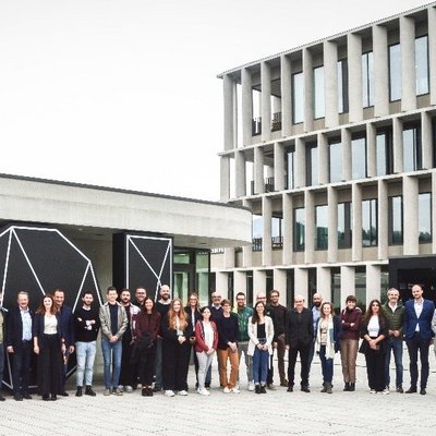 Team der Industrielogistik vor einem Gebäude der Montanuniversität.