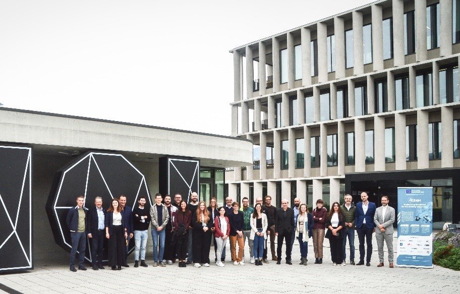 Team der Industrielogistik vor einem Gebäude der Montanuniversität.