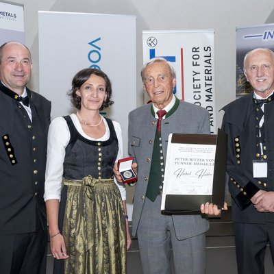 DI Dr.mont. Gerhard Hackl (geschäftsführendes Vorstandsmitglied ASMET), Univ.-Prof. DI Dr.mont. Susanne Michelic (Leiterin des Lehrstuhls für Eisen- und Stahlmetallurgie), Em.O.Univ.-Prof. DI Dr.mont. Herbert Hiebler, Bergrat h.c. Dipl.-Ing. Günther Kolb (Präsident des Vereins "Freunde des Radwerks IV) bei der Verleihung der Peter Ritter von Tunner Medaille (Foto: ASMET)