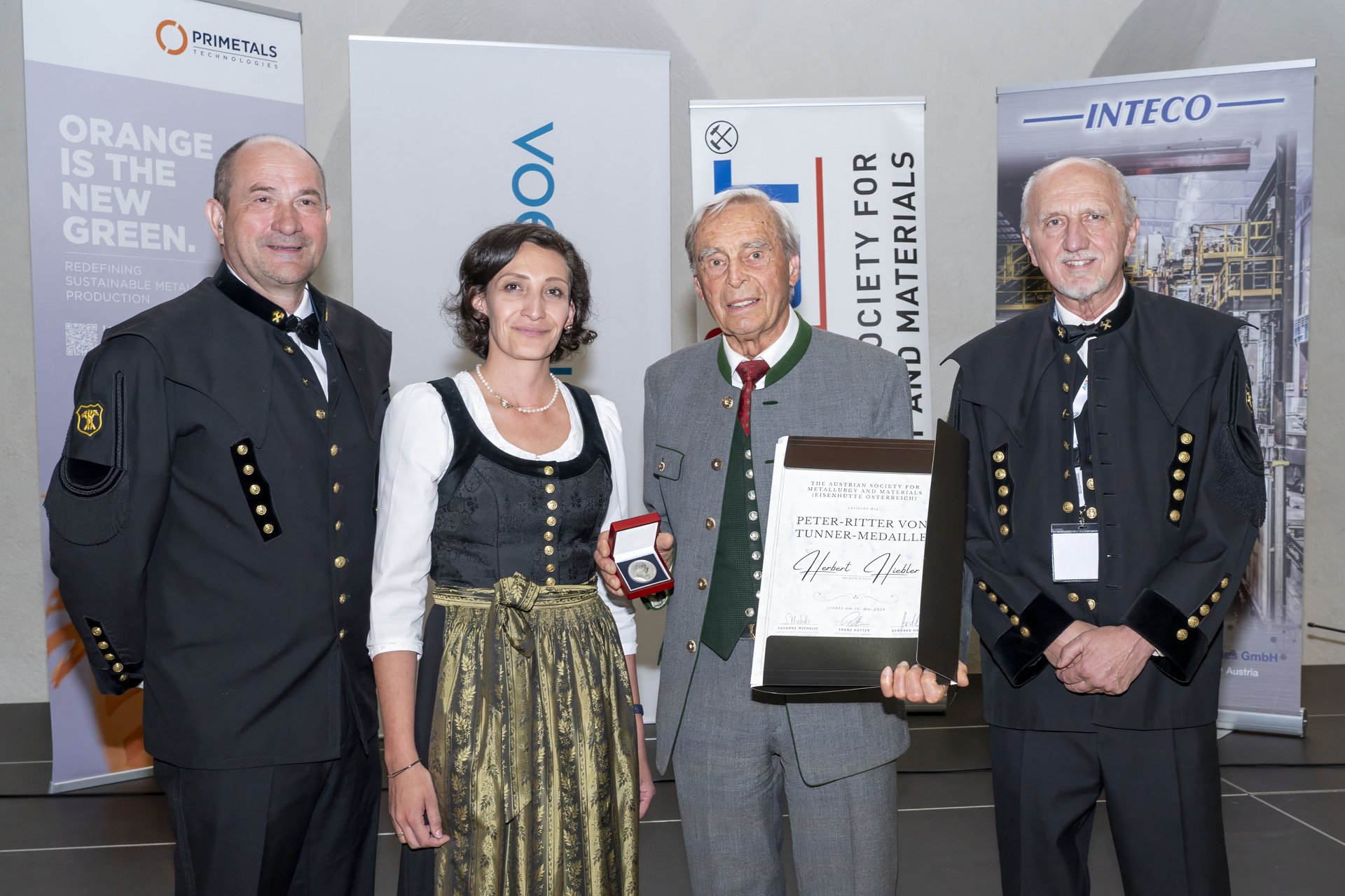 DI Dr.mont. Gerhard Hackl (geschäftsführendes Vorstandsmitglied ASMET), Univ.-Prof. DI Dr.mont. Susanne Michelic (Leiterin des Lehrstuhls für Eisen- und Stahlmetallurgie), Em.O.Univ.-Prof. DI Dr.mont. Herbert Hiebler, Bergrat h.c. Dipl.-Ing. Günther Kolb (Präsident des Vereins "Freunde des Radwerks IV) bei der Verleihung der Peter Ritter von Tunner Medaille (Foto: ASMET)