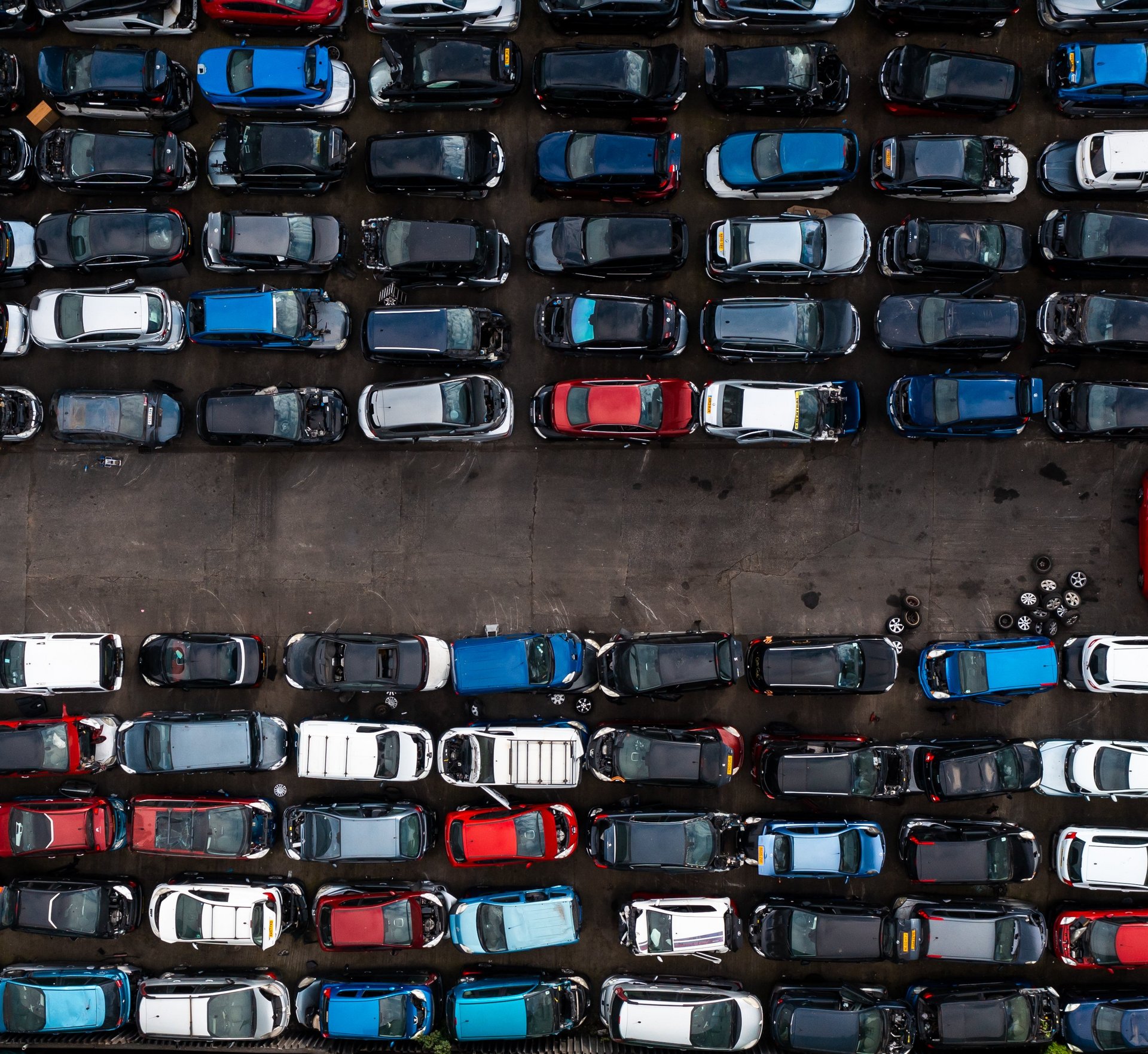 Viele verschiedene Autos von oben.