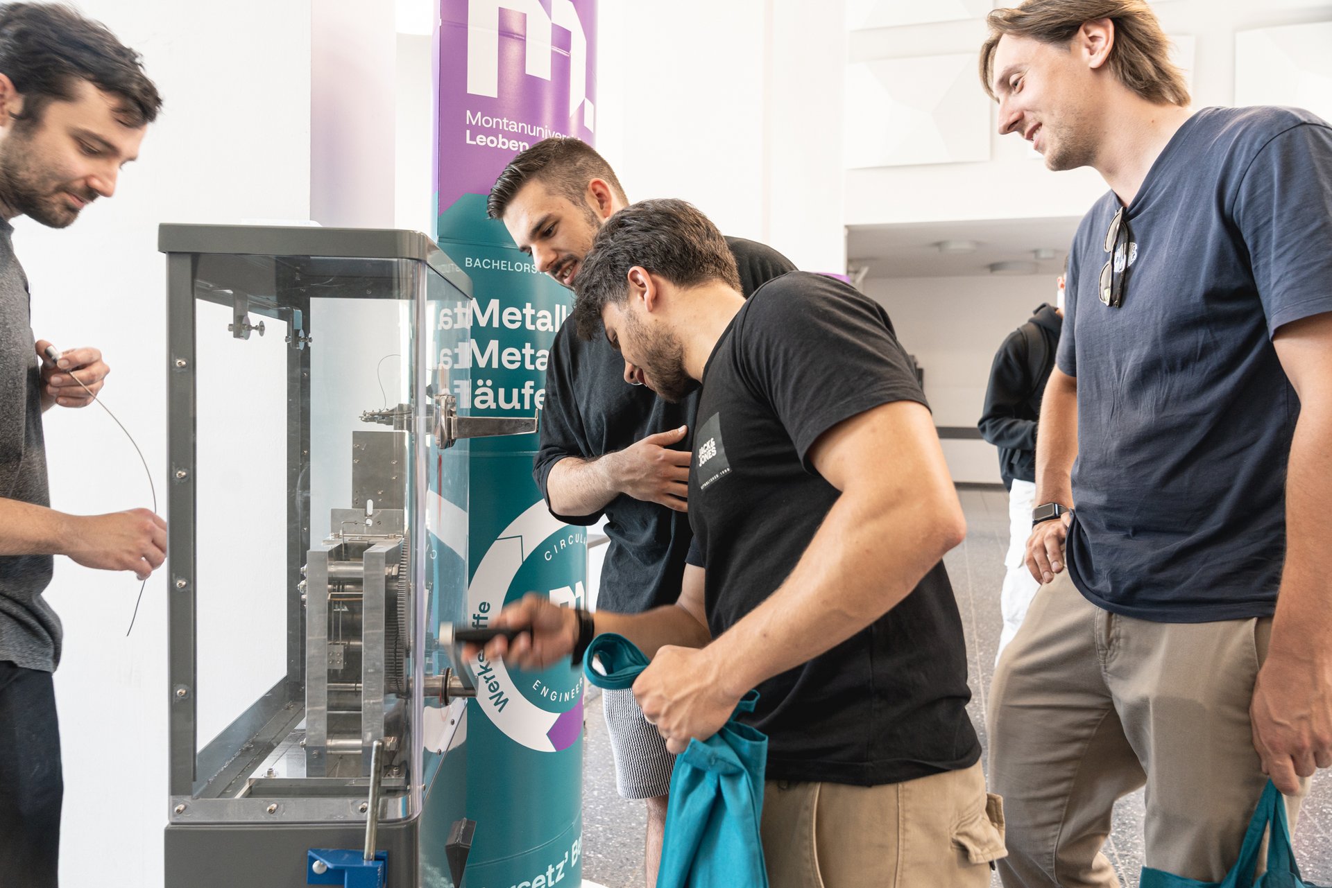 Info-Tag an der Montanuniversität Leoben. Foto: © MUL/Stefanie Luschin Experimente am Info-Tag.