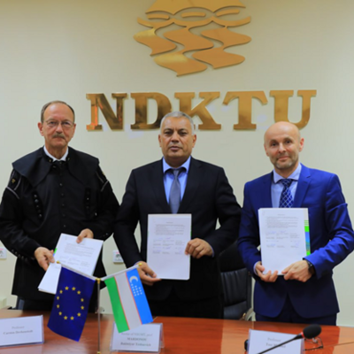 Rektor B. Mardonov (NSUMT), Professor Carsten Drebenstedt (TU BAF Bergakademie) und Professor Michael Tost von der Montanuniversität Leoben bei der Unterzeichnung der Kooperationsvereinbarung in Usbekistan. Foto: © NSUMT