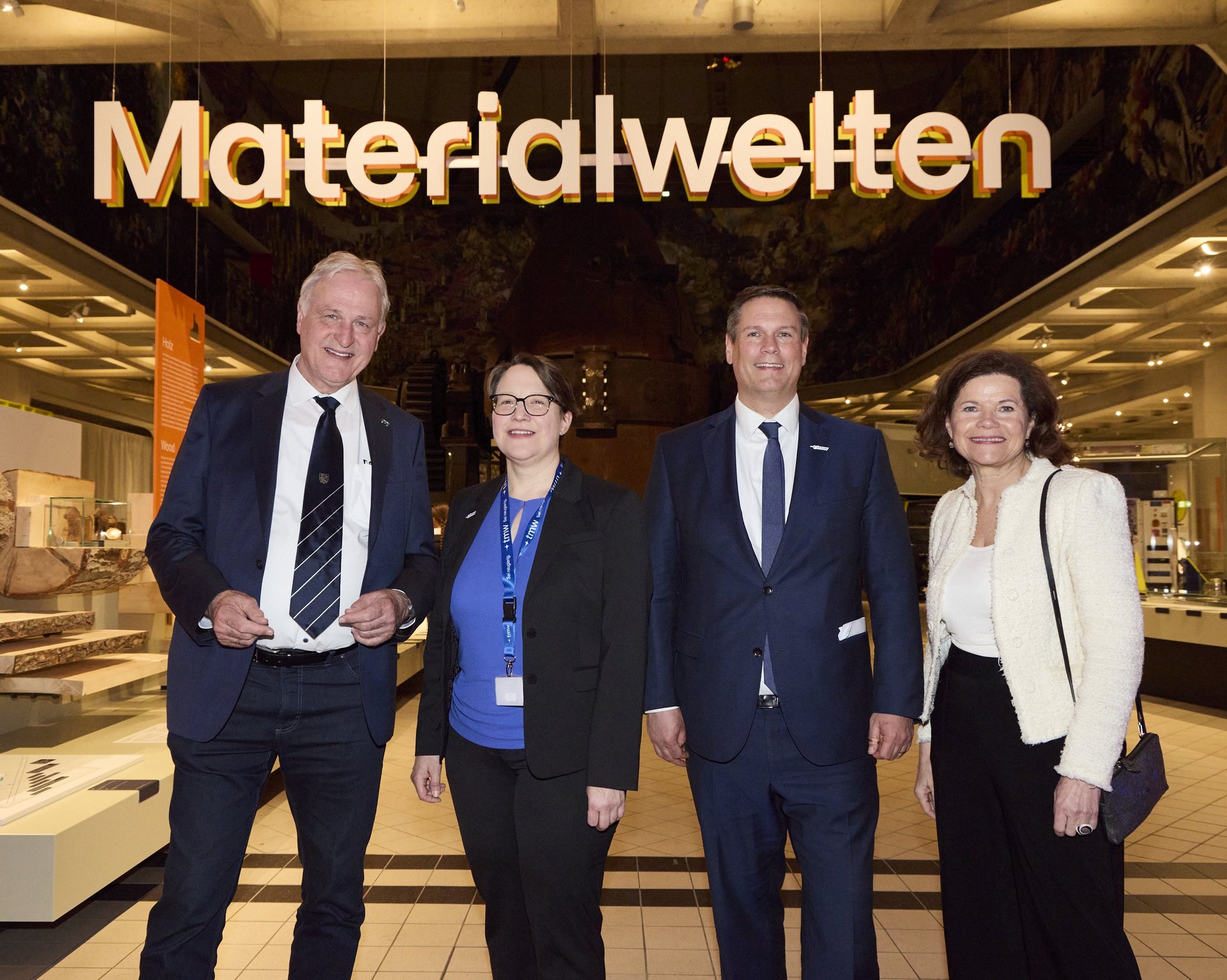 v.l.n.r.: Rektor Peter Moser, Anne-Katrin Ebert (Kuratorische Leiterin „Materialwelten“/TMW), Peter Aufreiter (Generaldirektor TMW), Vizerektorin Christina Holweg. Foto: © Technisches Museum Wien/APA-Fotoservice/Heinz Tesarek