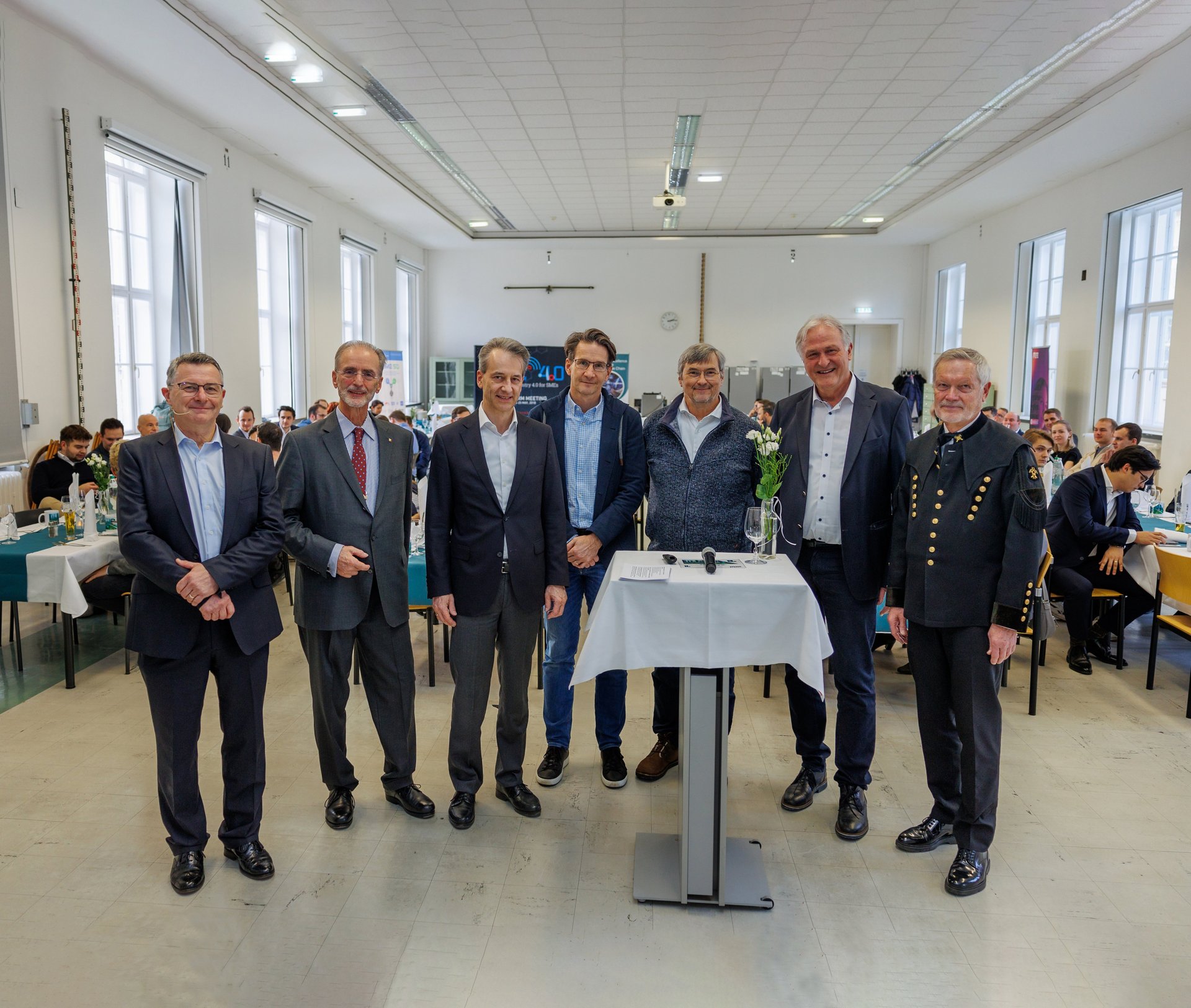 Bei der Festveranstaltung "20 Jahre Logistik" vom 18. Jänner v.l.: Lehrstuhlleiter Univ.-Prof. Dr. Helmut Zsifkovits, Univ.-Prof. Dr. Friedrich Macher, Univ.-Prof. Dr. Wolfgang Posch, Univ.-Prof. Dr. Thomas Thurner, Univ.-Prof. Dr. Peter Auer, Rektor Peter Moser, em.Univ.-Prof. Dr. Hubert Biedermann (MUL/Stöbbauer)