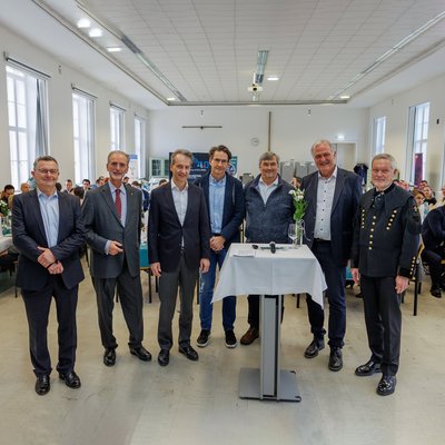 Bei der Festveranstaltung "20 Jahre Logistik" vom 18. Jänner v.l.: Lehrstuhlleiter Univ.-Prof. Dr. Helmut Zsifkovits, Univ.-Prof. Dr. Friedrich Macher, Univ.-Prof. Dr. Wolfgang Posch, Univ.-Prof. Dr. Thomas Thurner, Univ.-Prof. Dr. Peter Auer, Rektor Peter Moser, em.Univ.-Prof. Dr. Hubert Biedermann (MUL/Stöbbauer)