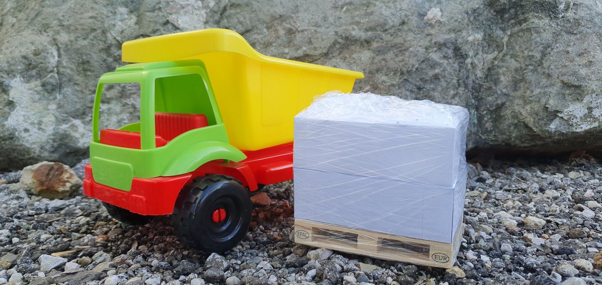 Symbolbild: Spielzeuglastwagen mit Miniaturpalette