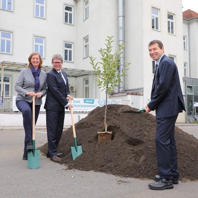 Symbolischer Spatenstich (v.l.): Bürgermeister Kurt Wallner, LR Barbara Eibinger-Miedl, Minister Martin Polaschek, Vizerektor Helmut Antrekowitsch & ZAT-GF Remo Taferner. Foto: ZAT/Freisinger