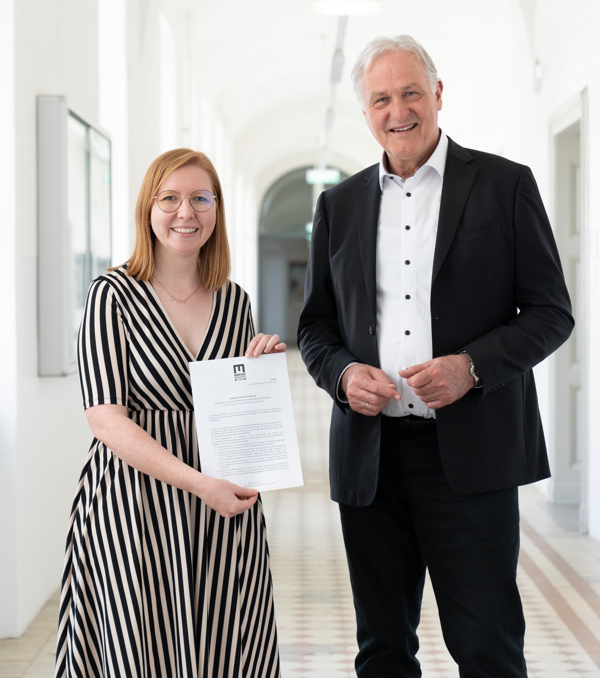 Dipl.-Ing. Dr.mont. Eva Gerold und Rektor Peter Moser bei der Vertragsunterzeichnung. Foto: © MUL/Tauderer
