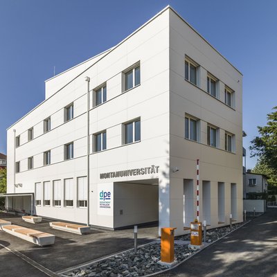 Aufnahme des neu umgebauten Gebäudes des Departments Petroleum Engineering am Campus der Montanuni Leoben