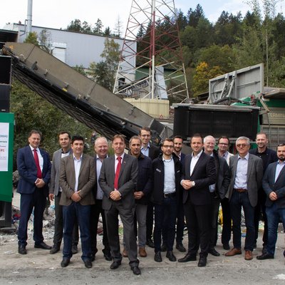 Gruppenfoto vom "ReWaste4.0"-Projektkonsortium auf dem Versuchsgelände in St. Michael